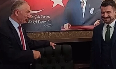 CHP’li eski başkanın koltuk sevdası! Görevi bıraktı koltuğu bırakmadı.