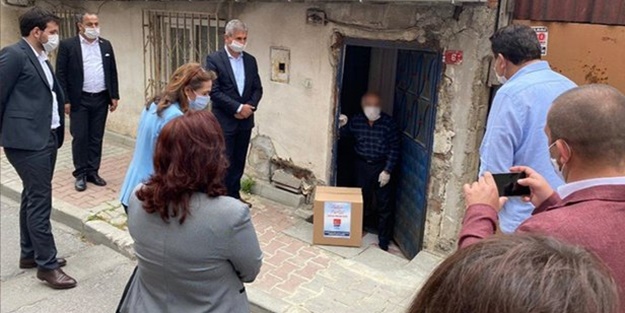 CHP'li Gamze Akkuş İlgezdi ve beraberindekilerden oluşan heyet yardım dağıtımını şova çevirdi
