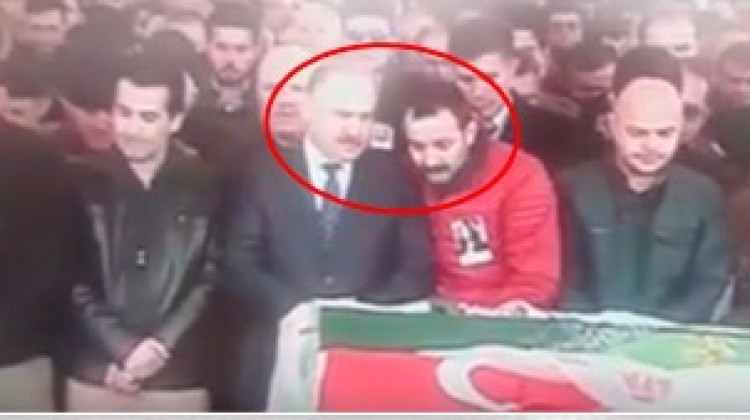 CHP'li isim cenaze namazında muhabbet etti