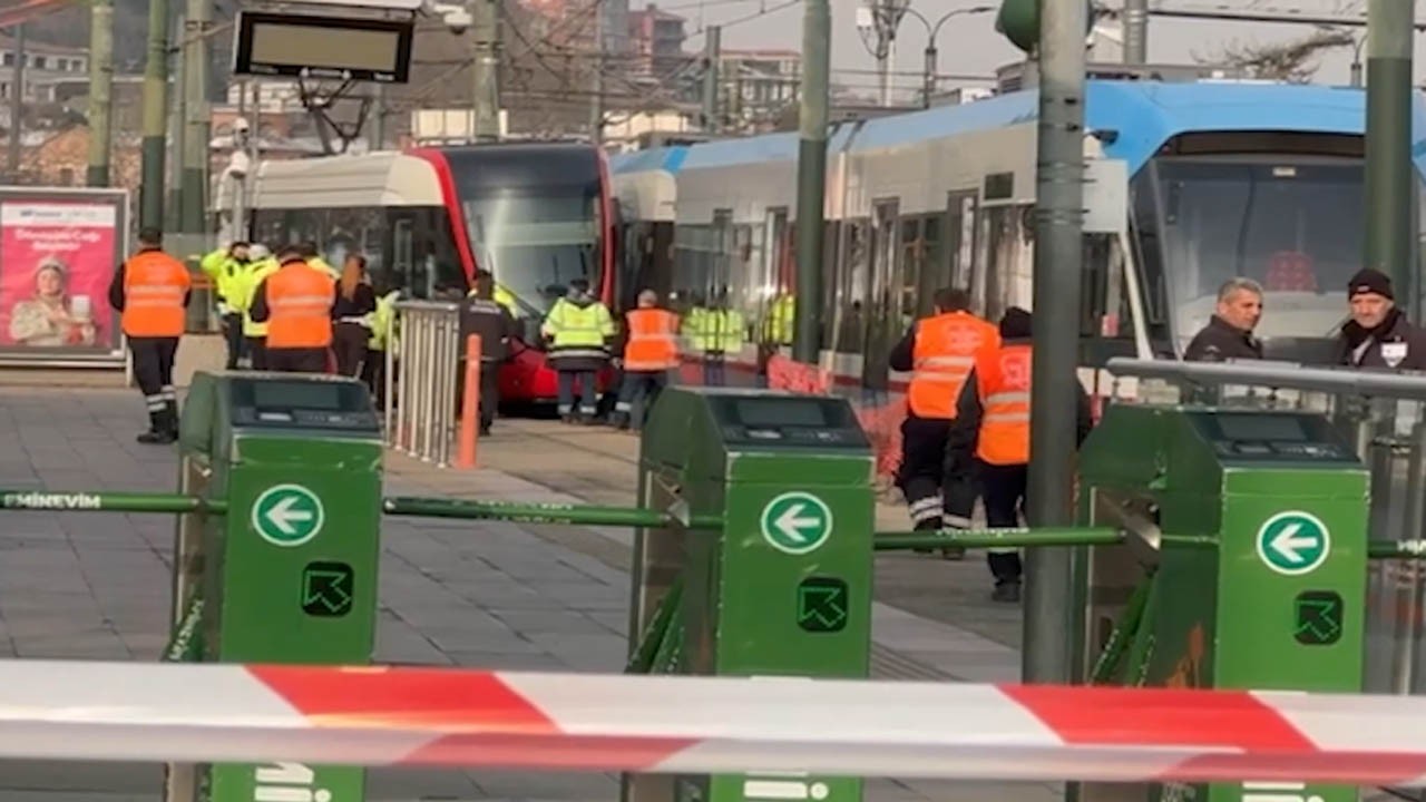 CHP’li İBB güne hızlı başladı İki tramvayı çarpıştırarak bir ilke imza attı
