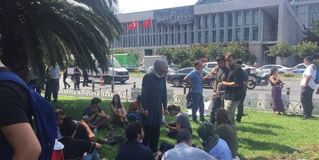 CHP'li İBB karşısında oturma eylemi!