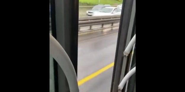 CHP'li İBB'den görülmemiş hizmet... Kapısı açık metrobüste yolculuk
