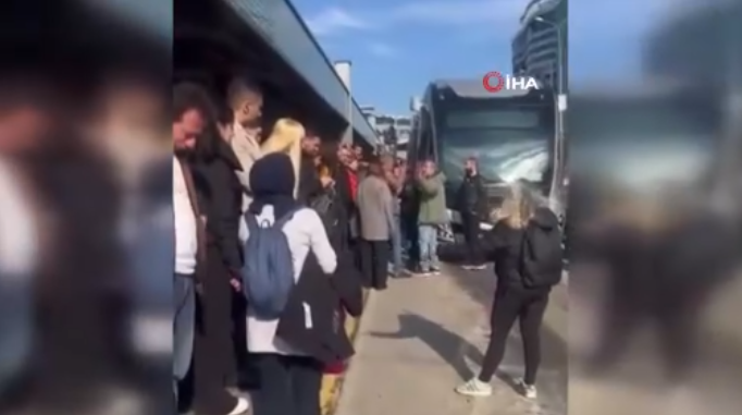CHP'li İBB'nin ulaşım beceriksizliği vatandaşı çileden çıkardı: Metrobüs hattında "İnsan Barikatı!"