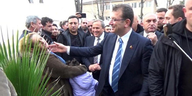 CHP'li İmamoğlu'na Düzce'de yüzünü ellemek istediği kadından şok tepki! Pişkin pişkin güldü