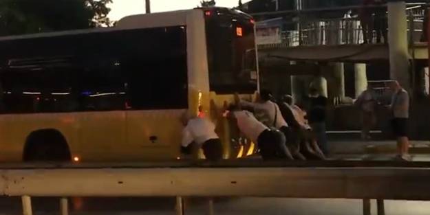 CHP'li İmamoğlu'ndan insan gücüyle çalışan otobüs! "İBB halkı değil halk İBB'yi taşıyor!"