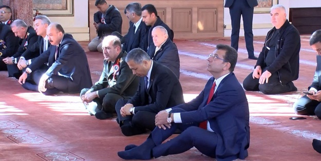 Mustafa Kemal için Kur'an okunurken ayaklarını uzattı!