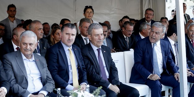 CHP'li İzmir Büyükşehir Belediye Başkanı Başbakan'ın karşısında öfke nöbeti geçirdi