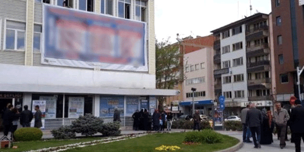CHP'li belediye astığı afişle alay konusu oldu