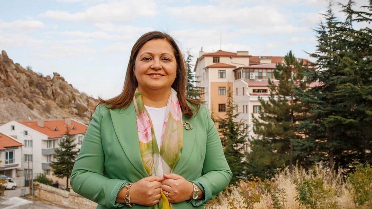 CHP’li Köksal heykel dikmenin hayalini kuruyor: Tek meziyetleri heykel dikmek