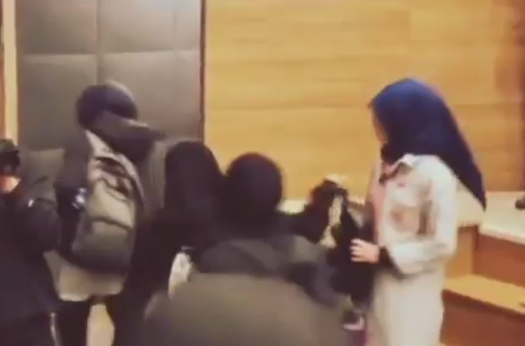 CHP'li Kütahya Belediyesi’nden skandal! Başörtülü kızlar salondan boynu bükük çıktı... CHP’ye oy veren başörtülüler bu vebal sizin