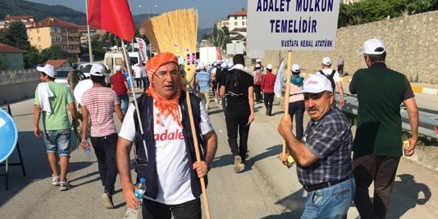 CHP'li Mahmut Tanal'a 'süpürgeli' gönderme