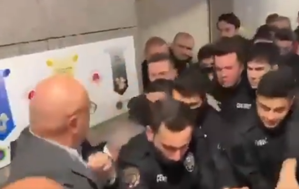 CHP’li Mahmut Tanal'dan polislere saldırı! O anlar böyle görüntülendi