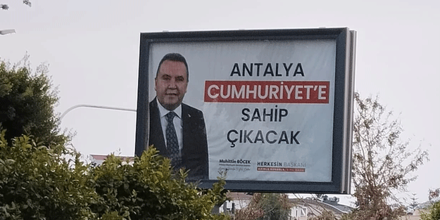 CHP’li Muhittin Böcek’in afişleri Cüneyt Özdemir’i çileden çıkarttı