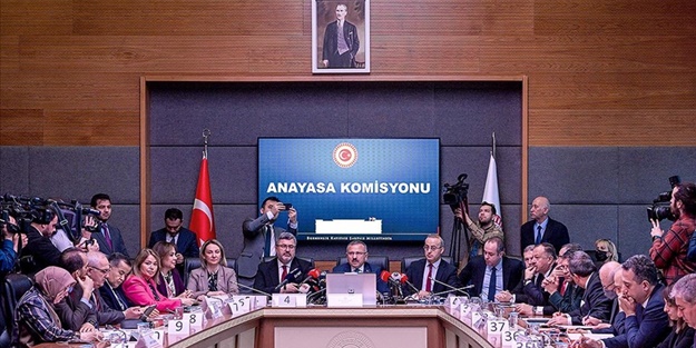 CHP'li Özel gerçekleri hazmedemedi! Anayasa Komisyonu'nda Özlem Zengin-Özgür Özel tartışması