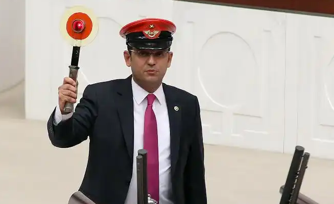 CHP'li Özgür Özel çok fena madara oldu! Resmen tren çarpmışa dönecek