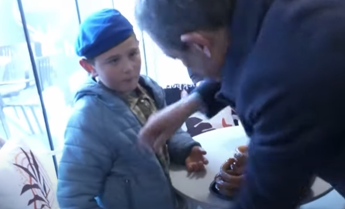 CHP’li Özgür Özel tatlıcı çocuğu ayaküstü 340 lira dolandırdı!