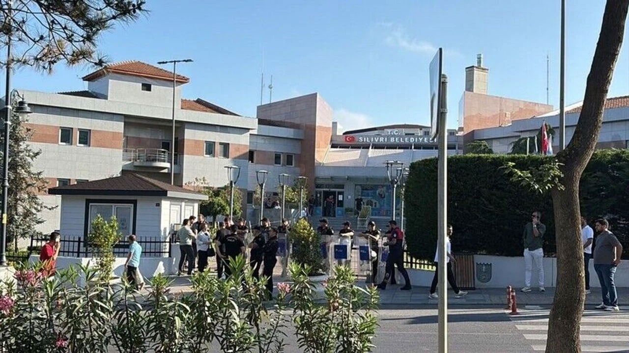 CHP'li Silivri Belediyesi'ne operasyon yapılmıştı... Firari isim enselendi!