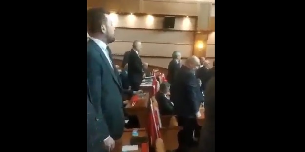 CHP'li üyelerden İstiklal Marşı'na büyük saygısızlık
