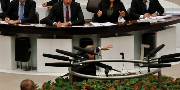 CHP'li vekil Meclis'te yere kapaklandı