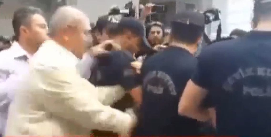 CHP'li vekil polise saldırdı