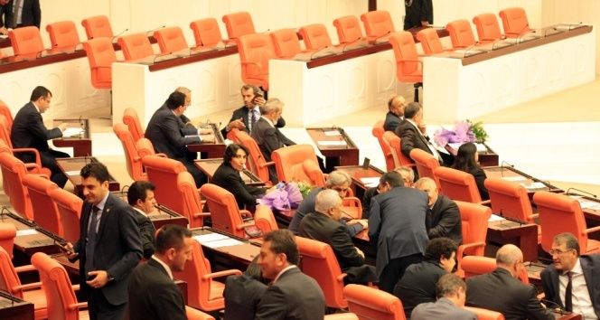 CHP’li vekil tüm parti gruplarına çiçek dağıttı