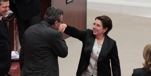 CHP'li vekil AK Partili vekilin elini öptü!