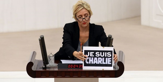 CHP'li vekil'den mecliste Charlie Hebdo protestosu