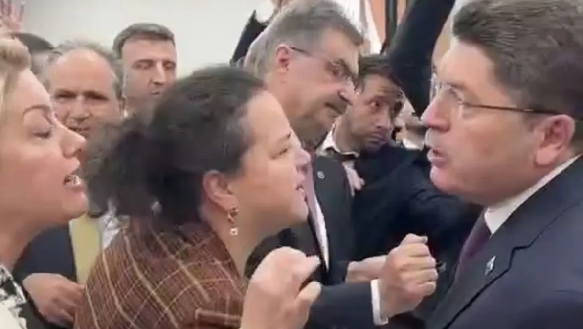 CHP’li vekilden siyah zarf şovu: Bakan Tunç’tan anladığı dilden cevap