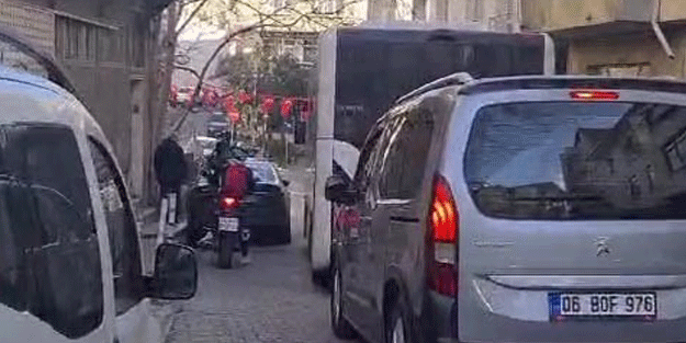 CHP'li vekilin aracının hatalı parkı vatandaşları mahsur bıraktı