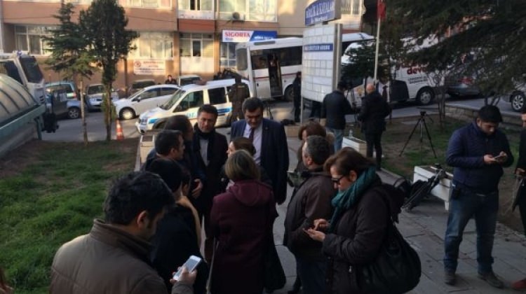 CHP'li vekiller Tabipler Odası'nın önünde toplandı