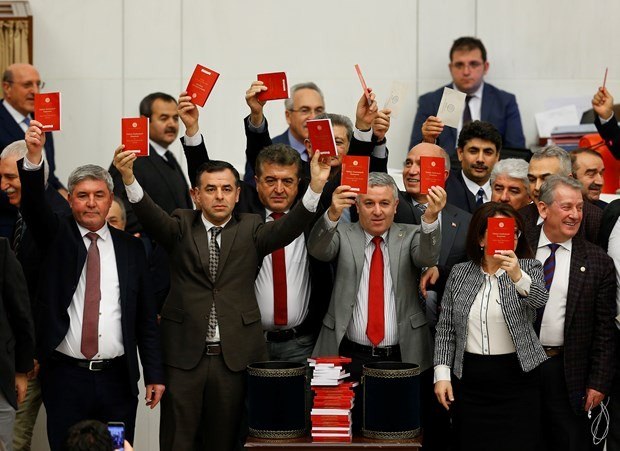 CHP'li vekillerden anayasalı provokasyon!