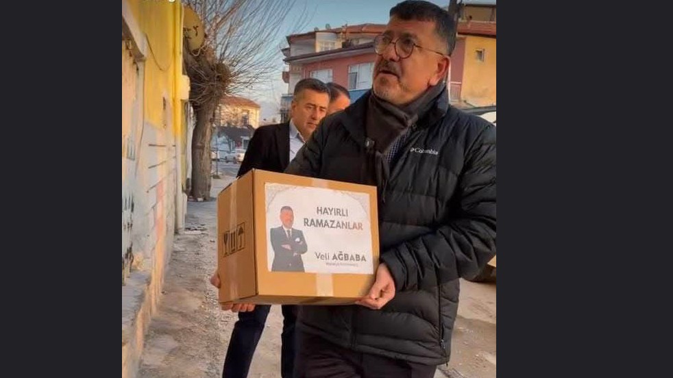 CHP’li Veli Ağbaba film seti kurdu! Ramazan kolisi değil reklam kolisi