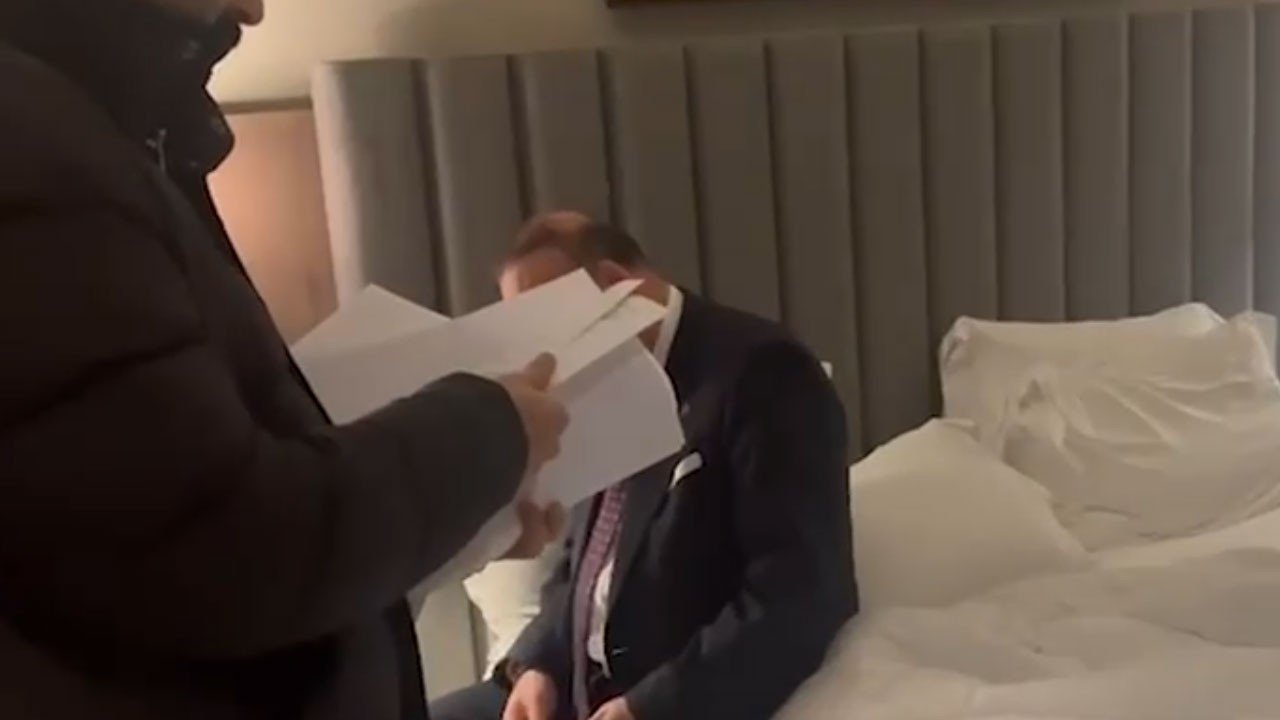 CHP’li Yalım çocuğu yaşındaki personelle basılmıştı… Bomba iddia yine gündeme geldi! ‘Özgür Özel, Yalım’ın otelinde sabaha kadar…’