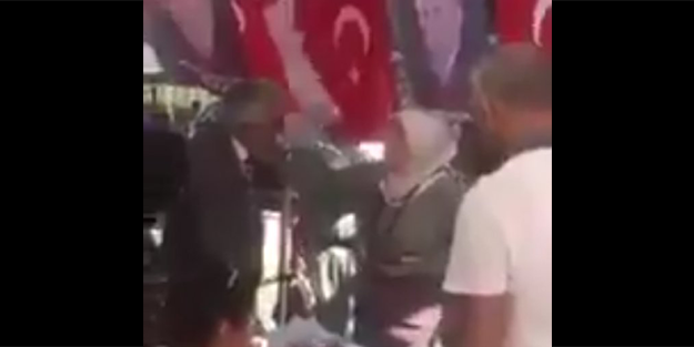 CHP standındakiler başörtülü kadının CHP'li olduğuna inanmadı