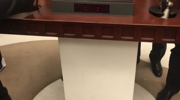 CHP'liler Meclis kürsüsünü parçaladı