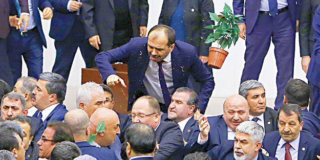 CHP’LİLER MECLİS’TE KAN DÖKTÜ