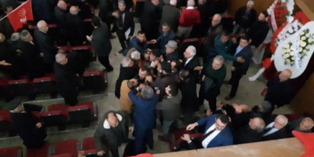 CHP'liler yine bildiğiniz gibi... Birbirlerine girdiler!