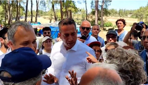 CHP'lilere protesto şoku: Umduklarını bulamayınca parmak salladılar! Elini indir bana bağırma