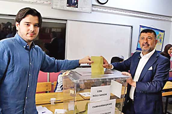 CHP’lilerin çocukları Avrupa’ya kapak attılar