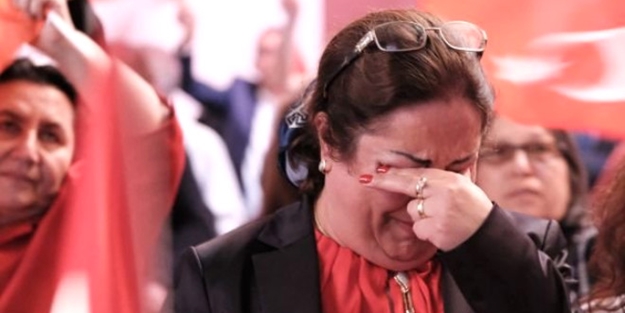 CHP'lilerin gözü yaşlı... Seçimleri böyle izlediler