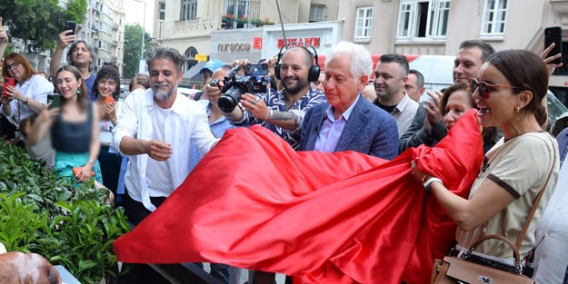 CHP'lilerin tek heyecanı heykel örtüsü açmak oldu! Bakın bu kez altından ne çıktı!