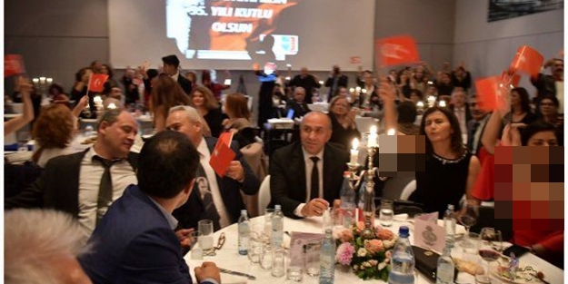 CHP'den '29 Ekim' rezaleti! Ayakta zor durdular