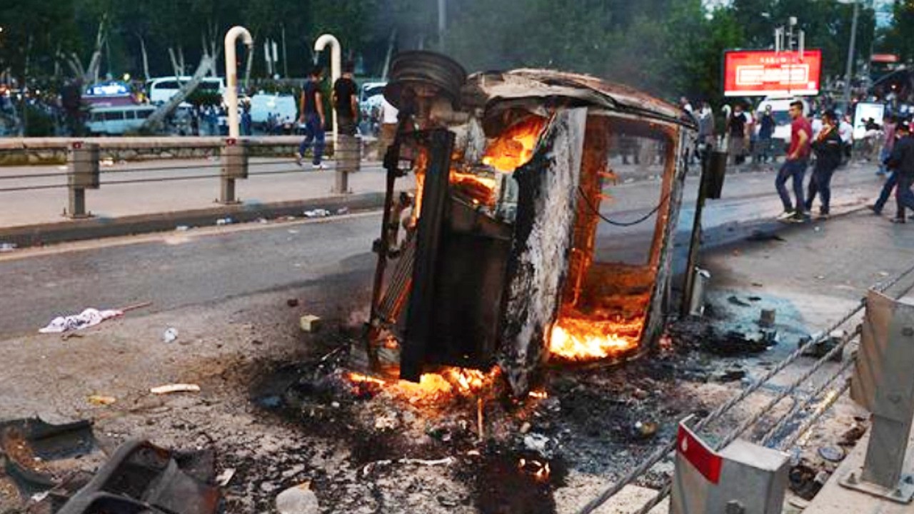 CHP'nin eski Başkanı Bay Kemal Polise saldıran vandallara selam çaktı!