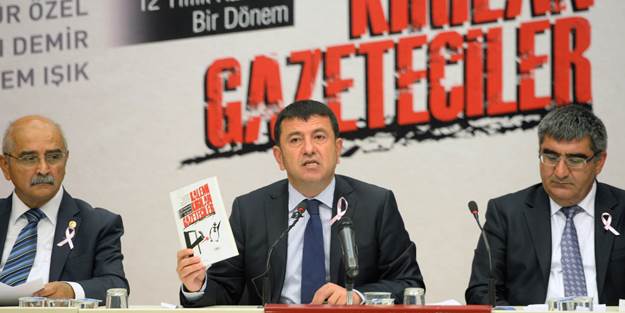 CHP'nin gazeteciler kitabı elinde patladı