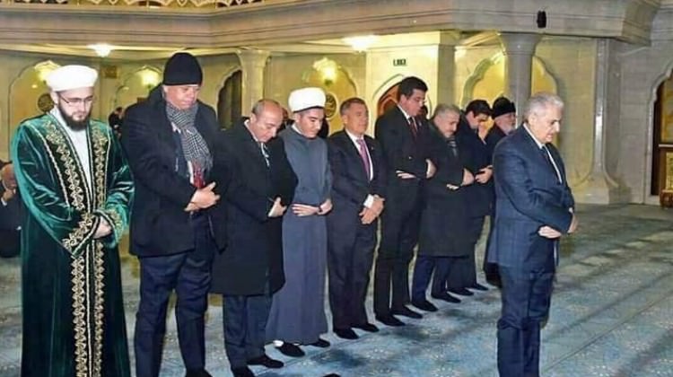 CHP'nin gündeminde Başbakan Yıldırım'ın namaz fotoğrafı var