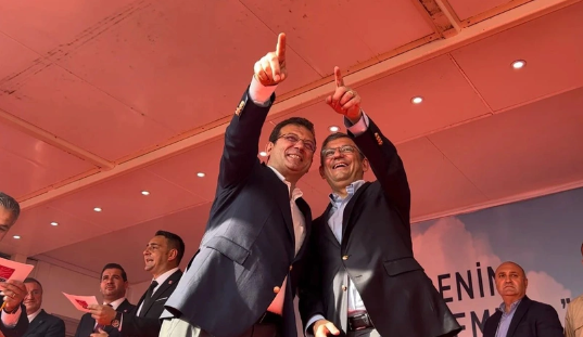 CHP’nin İstanbul afişlerinde Özgür Özel’e yer yok. Böyle genel başkan olur mu?