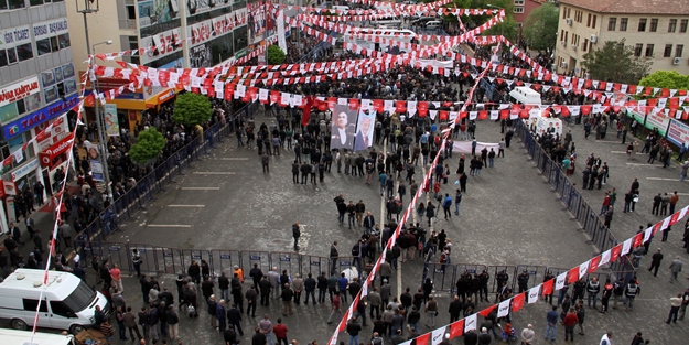 Kemal Kılıçdaroğlu mitingde sinek avladı