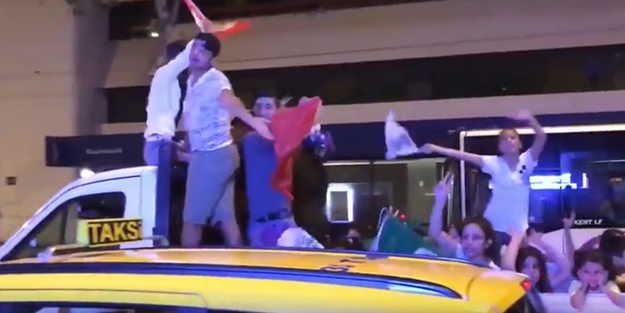 İzmir'de 'Biji serok Apo' kutlaması