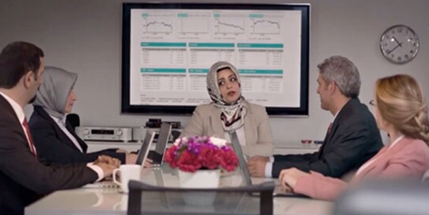 CHP'nin reklam filmindeki başörtülü kadın caps oldu