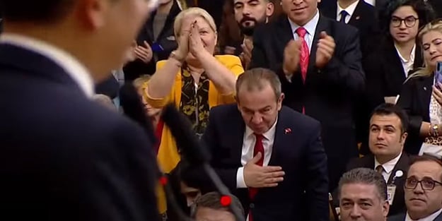 CHP'nin rezilliği sosyal medyanın diline düştü! Özgür Özel'i dinlerken el hareketi yaptı